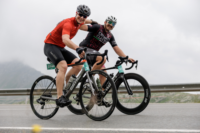 Teamgeist bei der Fahrt auf den Berninapass am Samstag