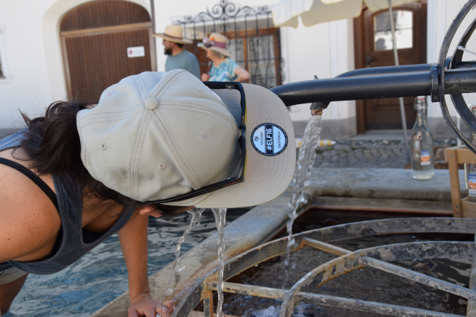 Mineralwasser am Brunnen Plaz beim Kräuter-Fussbad in Scuol