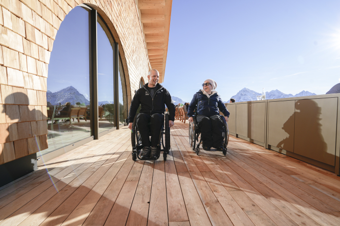 Barrierefreier Zugang zu Bergrestaurant-Terrasse für Rollstuhlfahrer in den Alpen.
