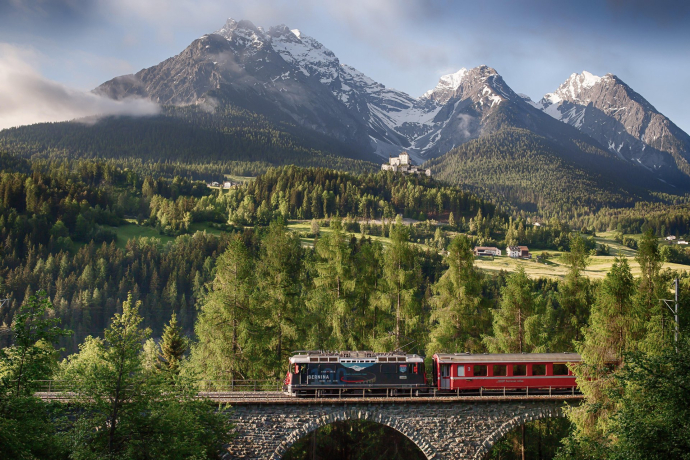 Die Rhätische Bahn auf einem Viadukt bei Ftan, Baraigla.