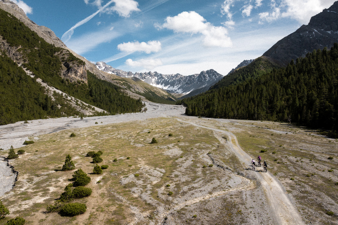 Gravel und weite Landschaft