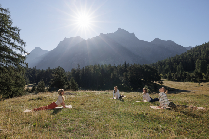 Sonnenaufgangsyoga: Gesundheitswälder im Engadin, Lai Nair