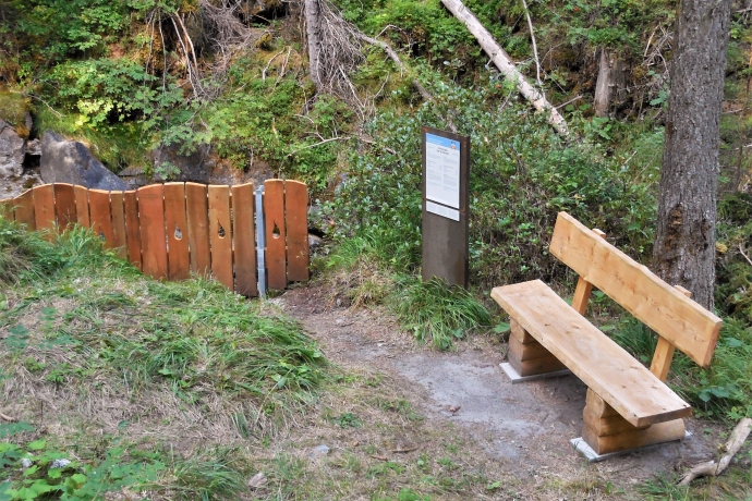 Informationstafel der Funtana da Suolper – Mineralwasserwege Scuol