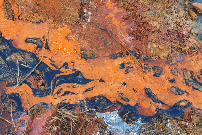 Chalzina Sura-Quelle im Winter auf dem Mineralwasserweg Scuol – Engadin Scuol Zernez