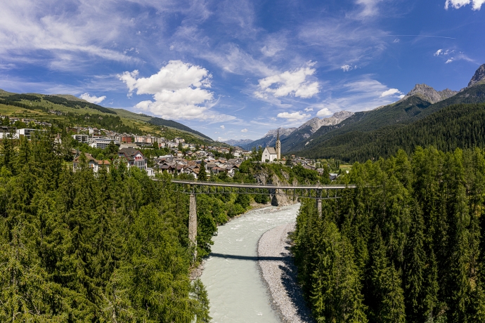 Die Gurlainabrücke über dem Inn bei Scuol.