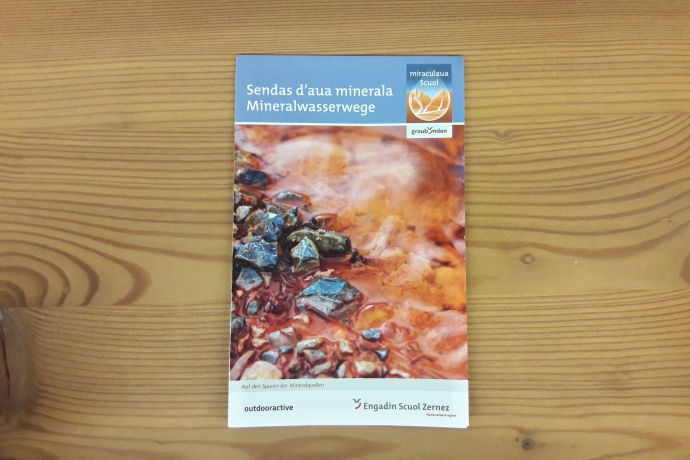 Faltkarte zu den Mineralwasserwegen Scuol – Engadin Scuol Zernez