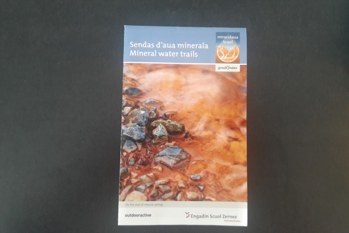 Faltkarte zu den Mineralwasserwegen Scuol