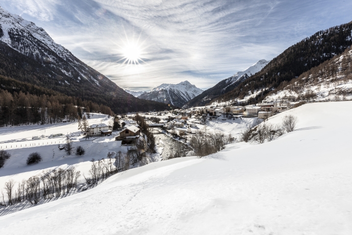 Dorf Lavin, Unterengadin, im Winter