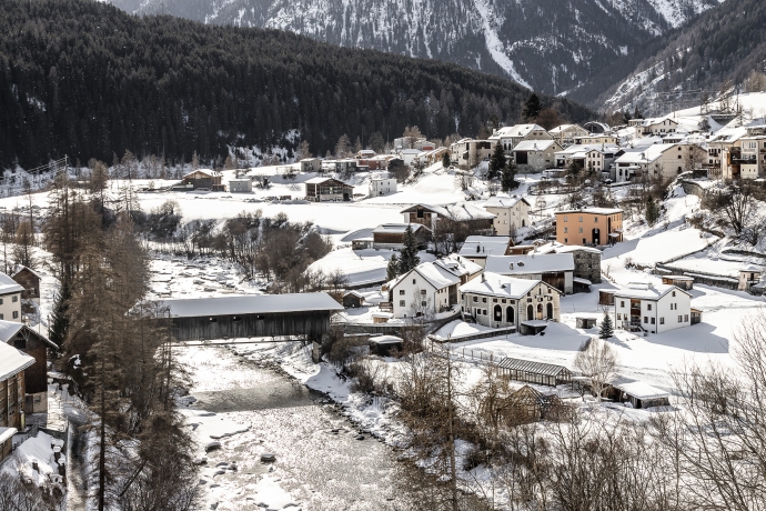 Dorf Lavin, Unterengadin, im Winter