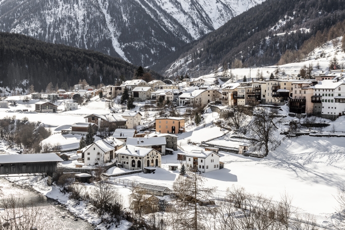 Dorf Lavin, Unterengadin, im Winter