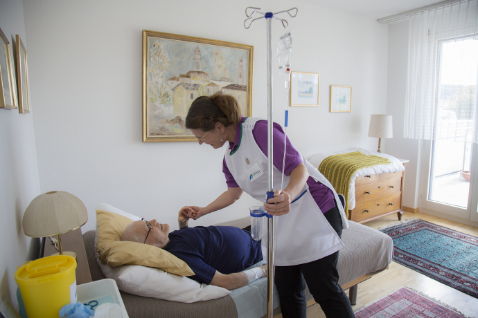 Spitex im Einsatz - Infusion legen