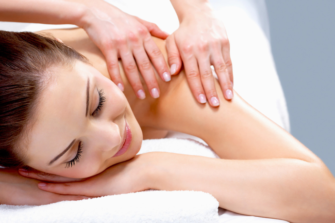 Entspannen Sie bei einer wohltuenden Massage. Entspannen Sie bei einer wohltuenden Massage.