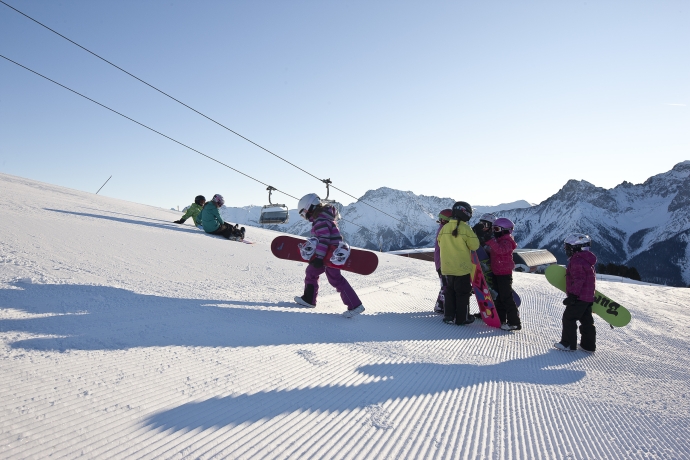 Snowboard-Kids starten in den Tag. Snowboard-Kids starten in den Tag.