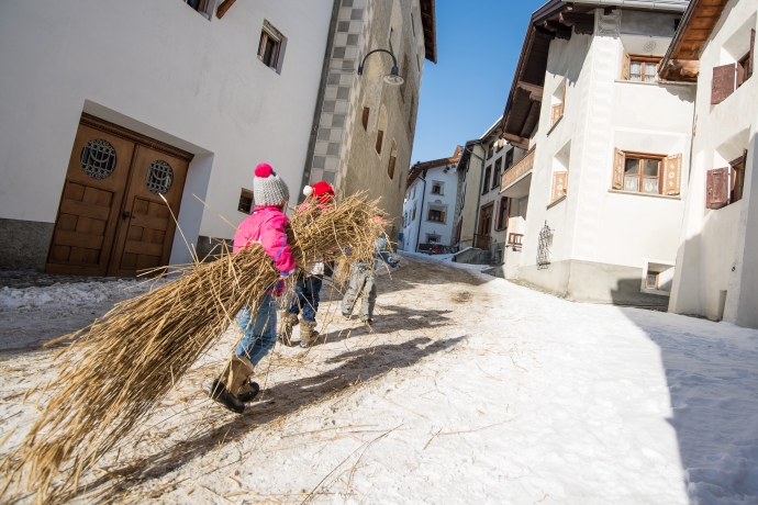 Hom Strom: Die Kinder tragen das Stroh zum Dorfplatz. Bild: © Dominik Täuber Hom Strom: Die Kinder tragen das Stroh zum Dorfplatz. Bild: © Dominik Täuber
