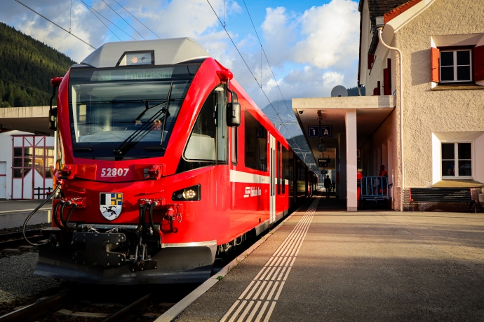 Rhätische Bahn am Bahnhof Zernez