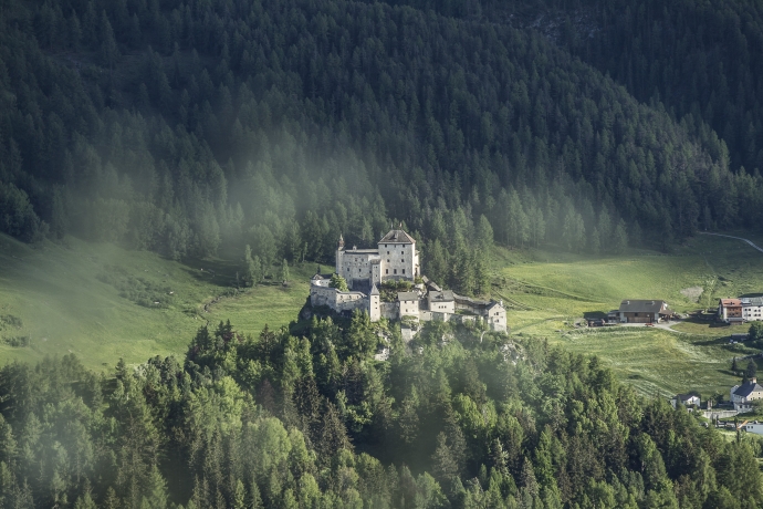 Das Schloss Tarasp ist das Wahrzeichen des Unterengadins.