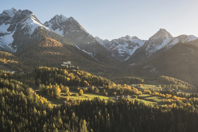 Das Schloss Tarasp im Herbst.
