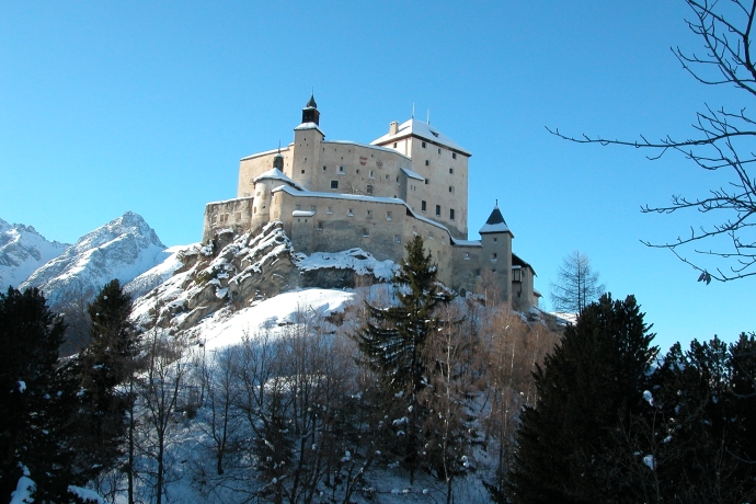 Schloss Tarasp im Unterengadin Schloss Tarasp im Unterengadin