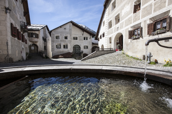 Dorfbrunnen in Guarda, Engadin Dorfbrunnen in Guarda, Engadin