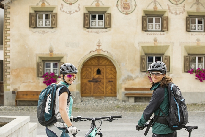 Start E-MTB Tour vom Dorfplatz Scuol Start E-MTB Tour vom Dorfplatz Scuol
