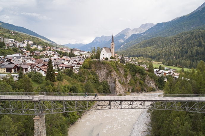 in Scuol über die Gurlainabrücke in Scuol über die Gurlainabrücke
