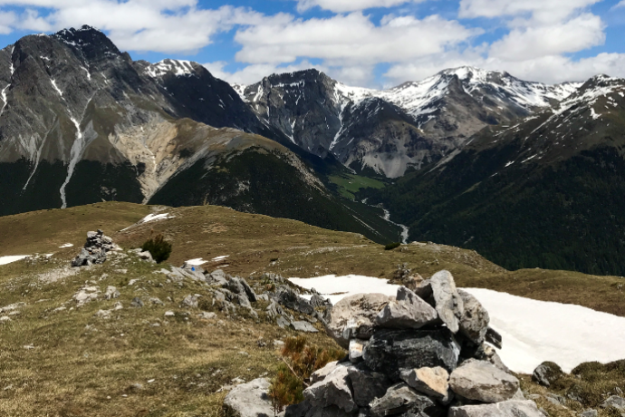 Aussicht vom Mot Tavrü in die umliegenden Täler Aussicht vom Mot Tavrü in die umliegenden Täler
