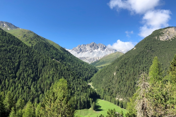 Aufstieg zum Mot Madlain mit Ausblick auf den Mot Tavrü Aufstieg zum Mot Madlain mit Ausblick auf den Mot Tavrü