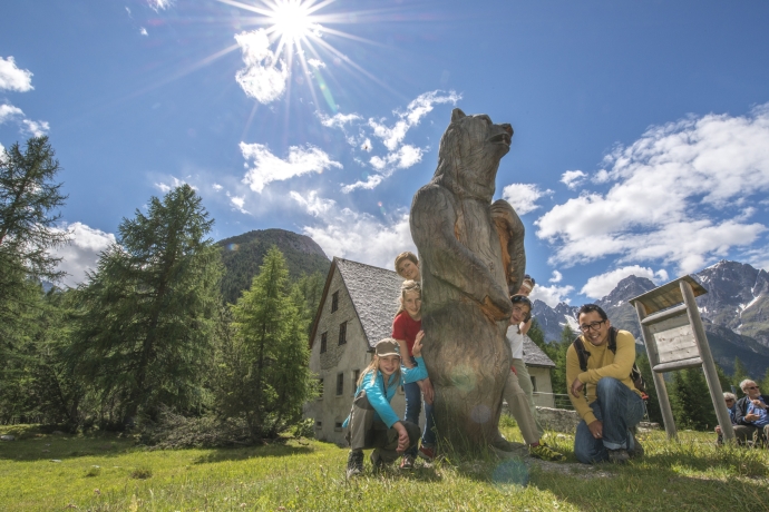 Der Bärenthemenweg bei S-charl im Unterengadin.