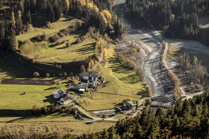 Heckenlandschaft in San Niclà, Tschlin in der Ferienregion Engadin Scuol Zernez Heckenlandschaft in San Niclà, Tschlin in der Ferienregion Engadin Scuol Zernez