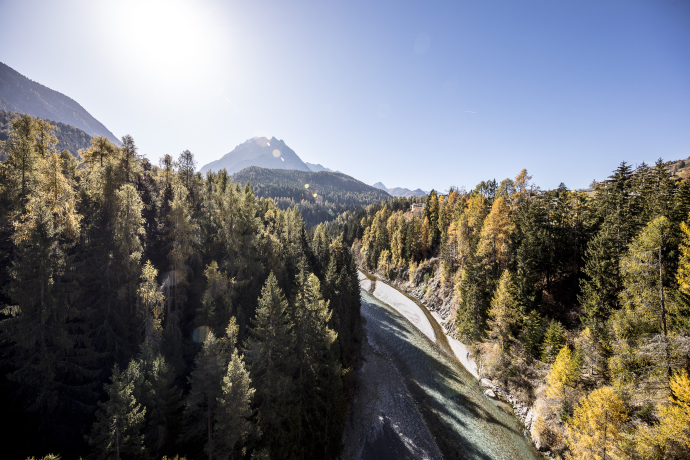 Blick über den Inn zum Piz Pisoc im Unterengadin. Blick über den Inn zum Piz Pisoc im Unterengadin.