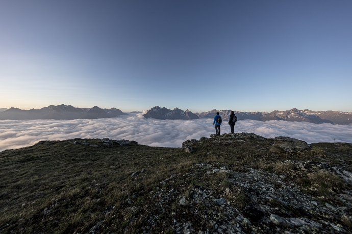 Wandern beim Sonnenaufgang auf der Motta Naluns in Engadin Scuol Zernez Wandern beim Sonnenaufgang auf der Motta Naluns in Engadin Scuol Zernez