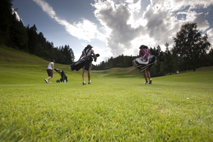 Eine Partie Golf auf der 9-Loch-Anlage des Golf Club Vulpera. Eine Partie Golf auf der 9-Loch-Anlage des Golf Club Vulpera.