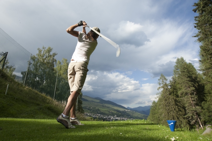 Golf spielen in Vulpera im Unterengadin, Schweiz. Golf spielen in Vulpera im Unterengadin, Schweiz.