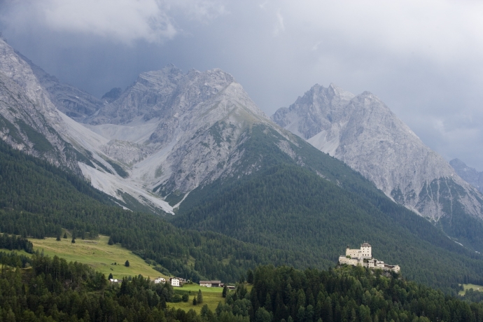 Das Schloss Tarasp ist das Wahrzeichen des Unterengadins.