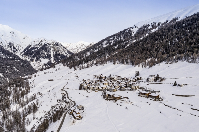 Dorf Vnà, Unterengadin, im Winter
