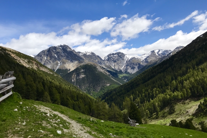 Wanderung zum Mot Tavrü in Engadin Scuol Zernez