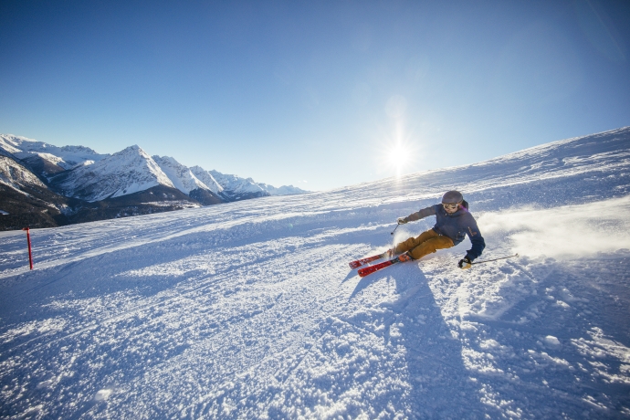 Skifahren im Skigebiet Scuol, Schweiz.