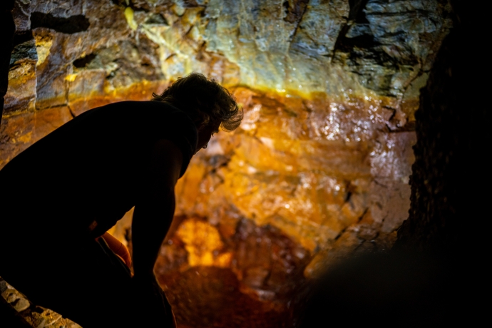 Johannes Studer kontrolliert die Sotsass-Quelle. Bild: Dominik Täuber.