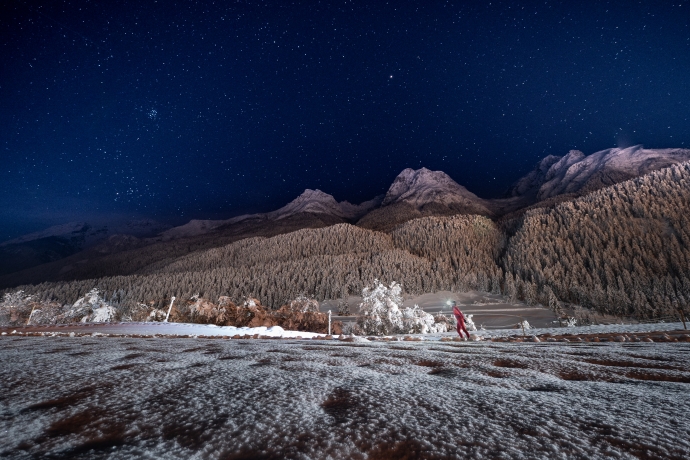 Auf der Nachtloipe in Scuol. Knopf für das Licht drücken und los gehts. Auf der Nachtloipe in Scuol. Knopf für das Licht drücken und los gehts.