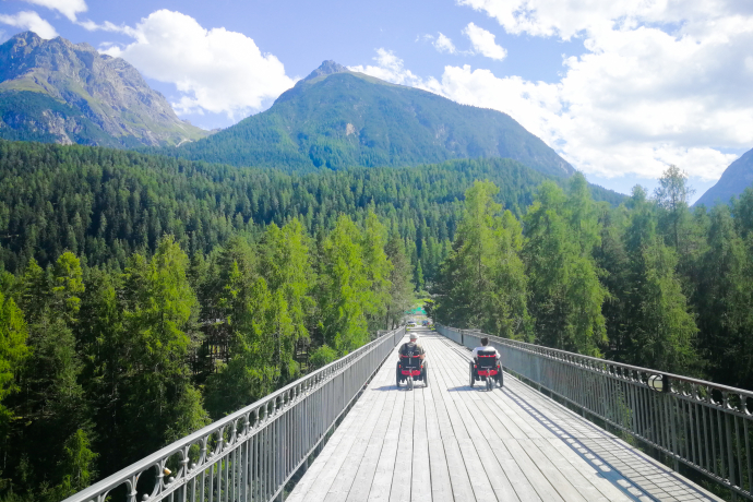 Mit dem JST Mountain Drive über Gurlaina Brücke in Scuol 