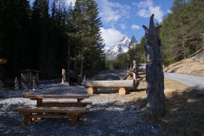 Zwergenweg - Themenweg für Familien bei Tarasp im Unterengadin, Schweiz. Zwergenweg - Themenweg für Familien bei Tarasp im Unterengadin, Schweiz.