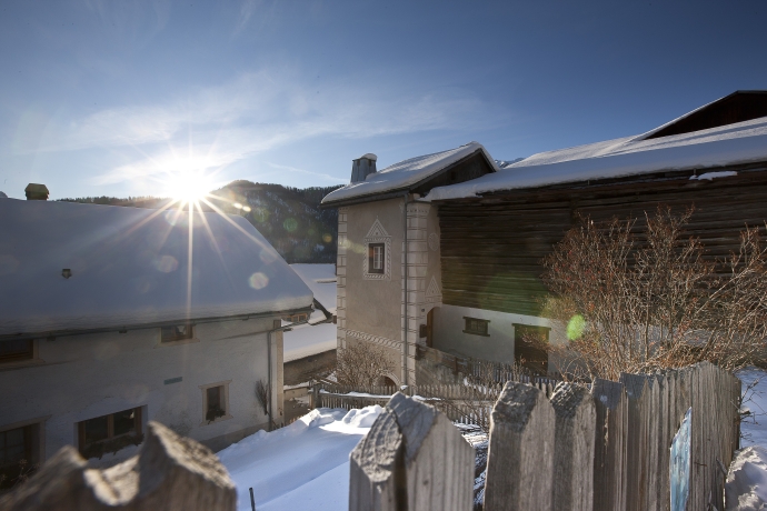 Engadiner Haus im Winter
