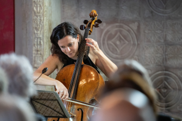 Musikerin am Stradivari Festival in Tarasp, Engadin