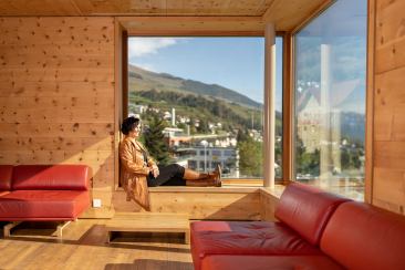 Architektin Marisa Feuerstein in der Jugendherberge Scuol, Schweiz. Bild: Dominik Täuber.