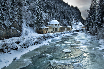 Die Trinkhalle Büvetta Tarasp im Winterkleid – Nairs in der Ferienregion Engadin Scuol Zernez