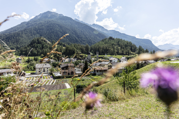 Das Dorf Susch, Unterengadin, im Sommer