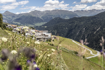 Das Dorf Tschlin, Unterengadin, im Sommer