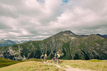 Wanderer und Biker treffen aufeinander.