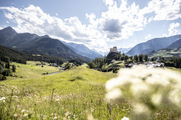 Schloss Tarasp im Unterengadin im Sommer