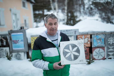 Sgraffito-Kunst von Josin Neuhäusler im Engadin